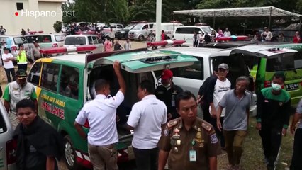 Скачать видео: Un accidente de autobús en Indonesia deja al menos 27 muertos y 16 heridos