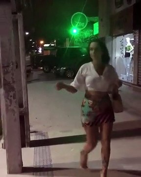 Il fait croire à une bimbo qu'il roule dans une voiture de luxe... Ahaha