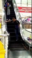 Un rat s’incruste sur un escalator et saute sur les clients d’un magasin