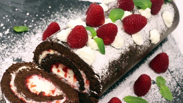Gâteau roulé au chocolat et framboise
