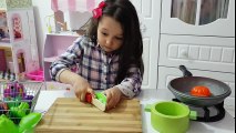 ÖYKÜ HASTA ANNESİNE OYUNCAK YEMEK HAZIRLADI for kids videos