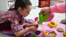 ÖYKÜNÜN OYUNCAK YİYECEĞİNİ -Toy chocolate Learn colors with figer family song