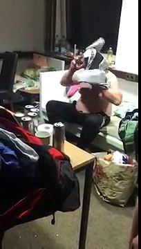 Bourré, il tente d'enfiler un pantalon par la tête !