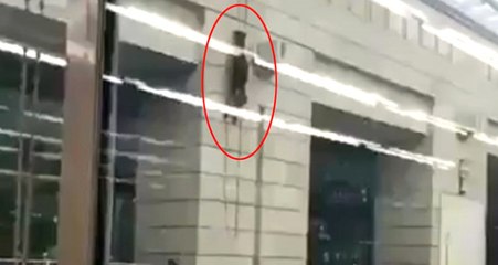 Polis Örümcek Adam Gibi Sarkıp Rehine Kadını Kurtardı