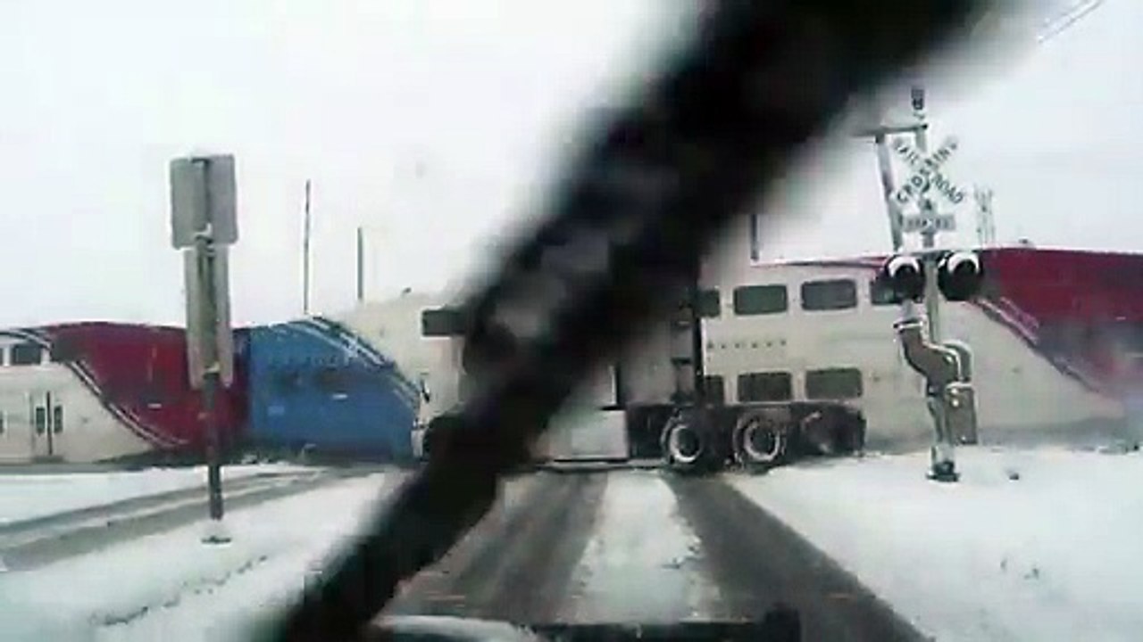 Paso a nivel  Tren parte en dos trozos a un camión
