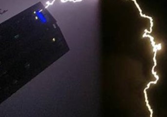 Huge Bolts of Lightning Startle Residents of Surfers Paradise