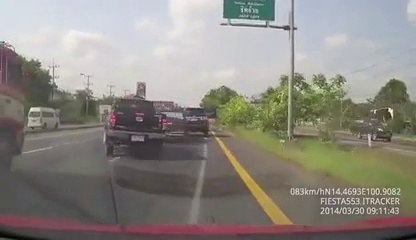 Un SUV déboite n'importe comment sur l'autoroute et le camion ne peut rien faire pour l'éviter