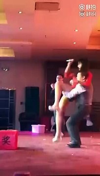 Kinh hoàng nữ nghệ sĩ đang biểu diễn thì bị Giám đốc công ty nhấc bổng và quăng mạnh xuống đất tới mức gãy xương