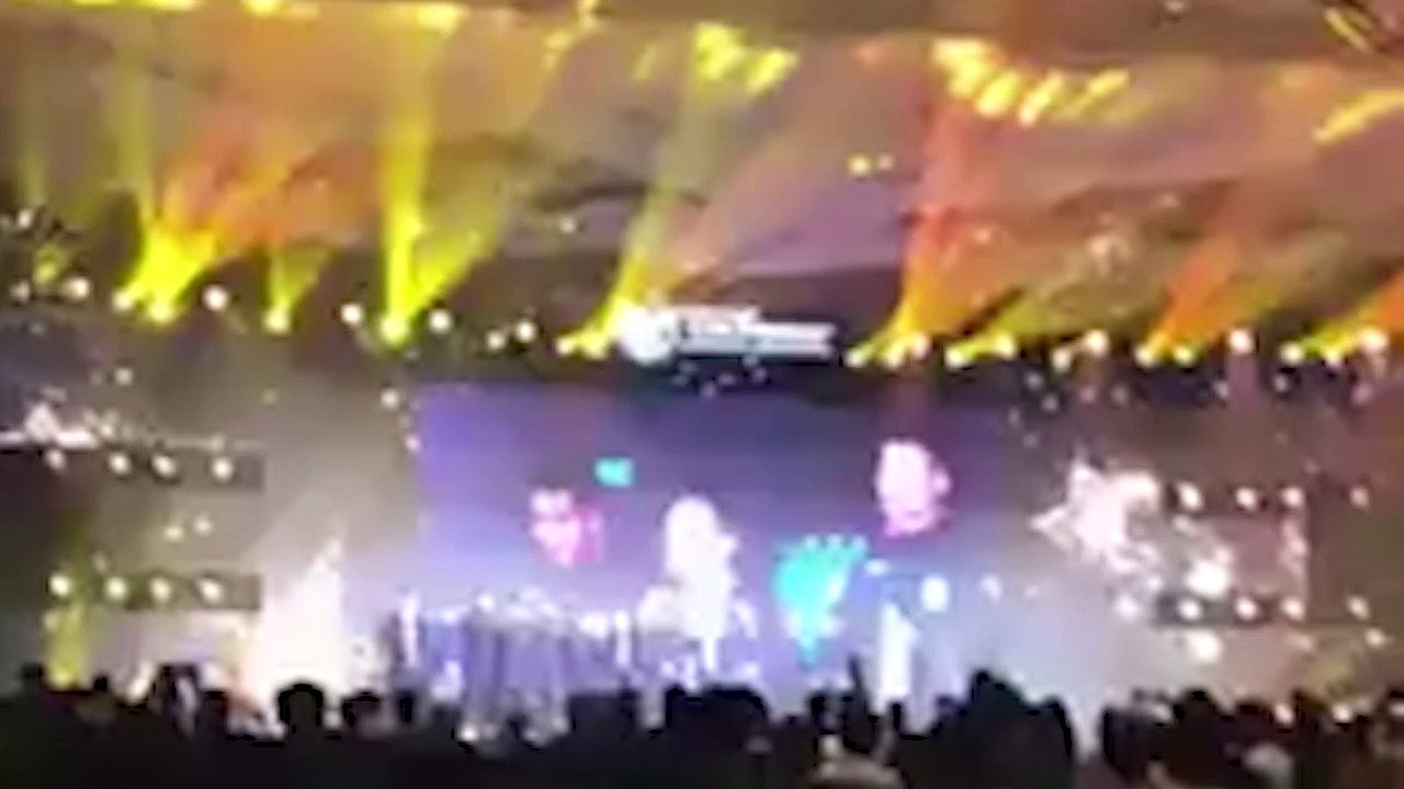 Ông bầu Đỗ Quang Hiển của CLB T&T Hà Nội trao thưởng trăm triệu cho các cầu thủ U23 Việt Nam