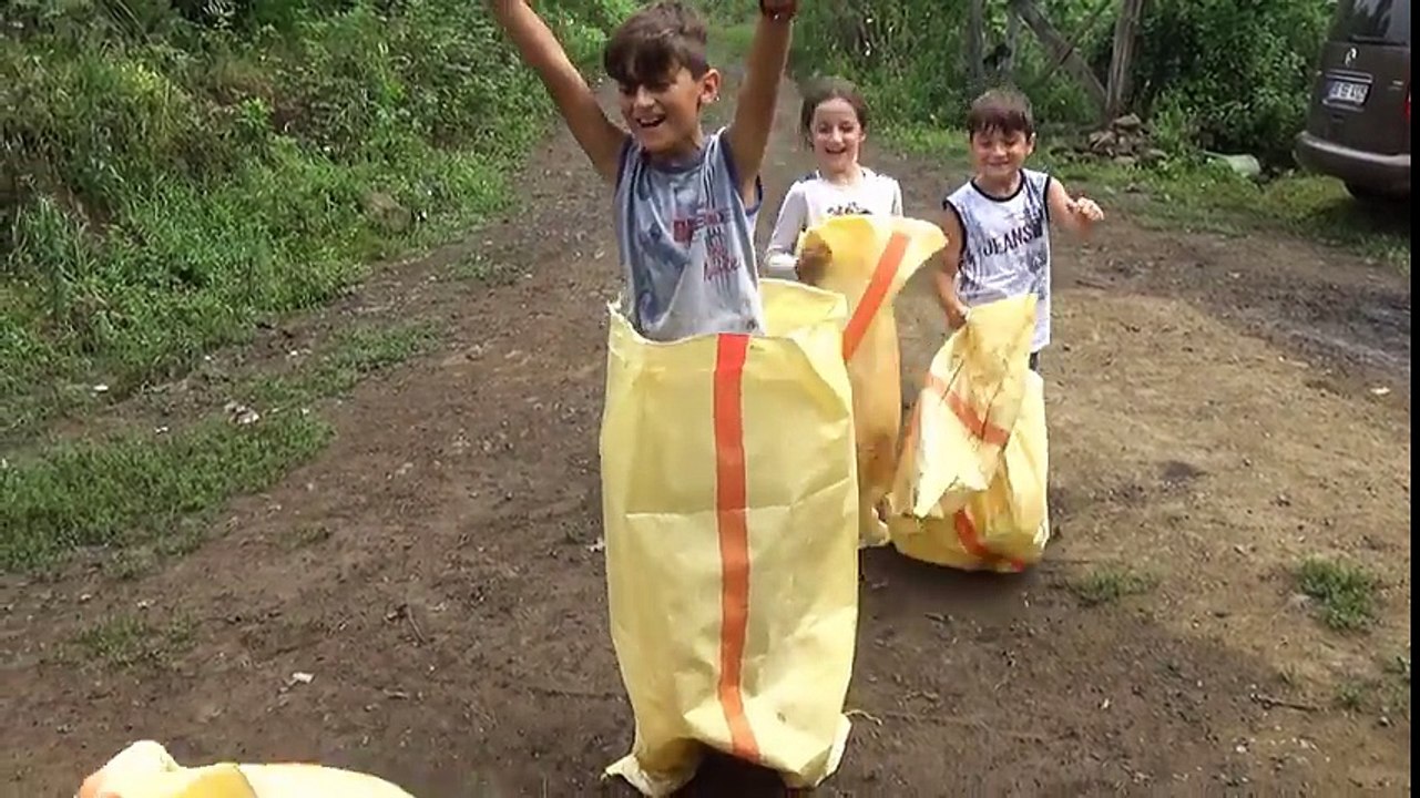 Yaz Tatilinde Kuzenlerimle Köyde Çuval Yarışı Yaptık