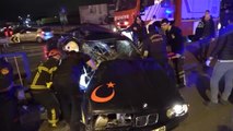 İzmit'te Otomobil Refüje Çarptı: 1 Ölü, 1 Yaralı