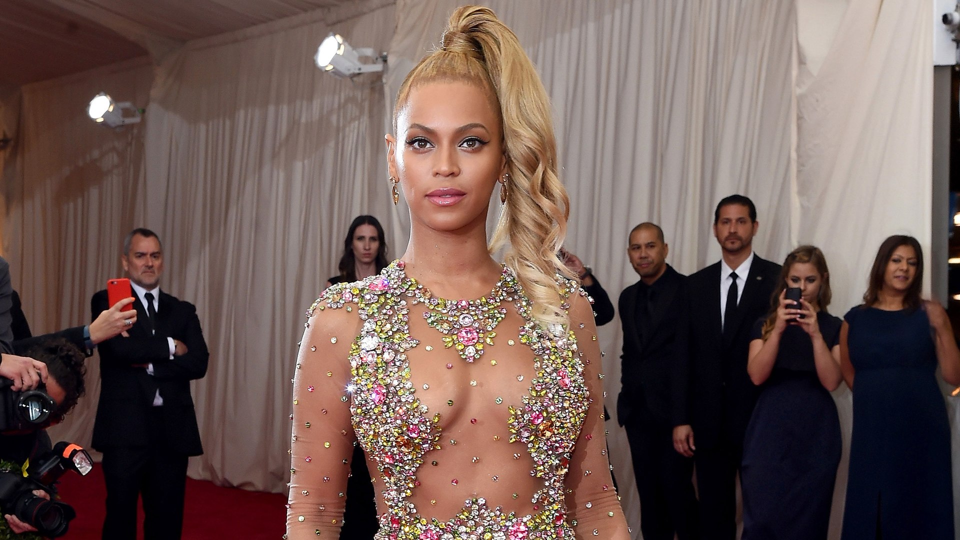 ⁣47 Scandalous Dresses That Made People Lose It