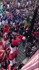 Una niña se salva de milagro tras caer de un castell en Barcelona