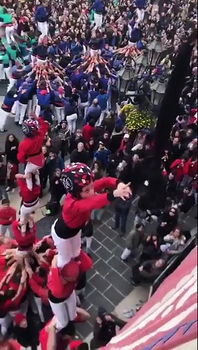 Una niña se salva de milagro tras caer de un castell en Barcelona