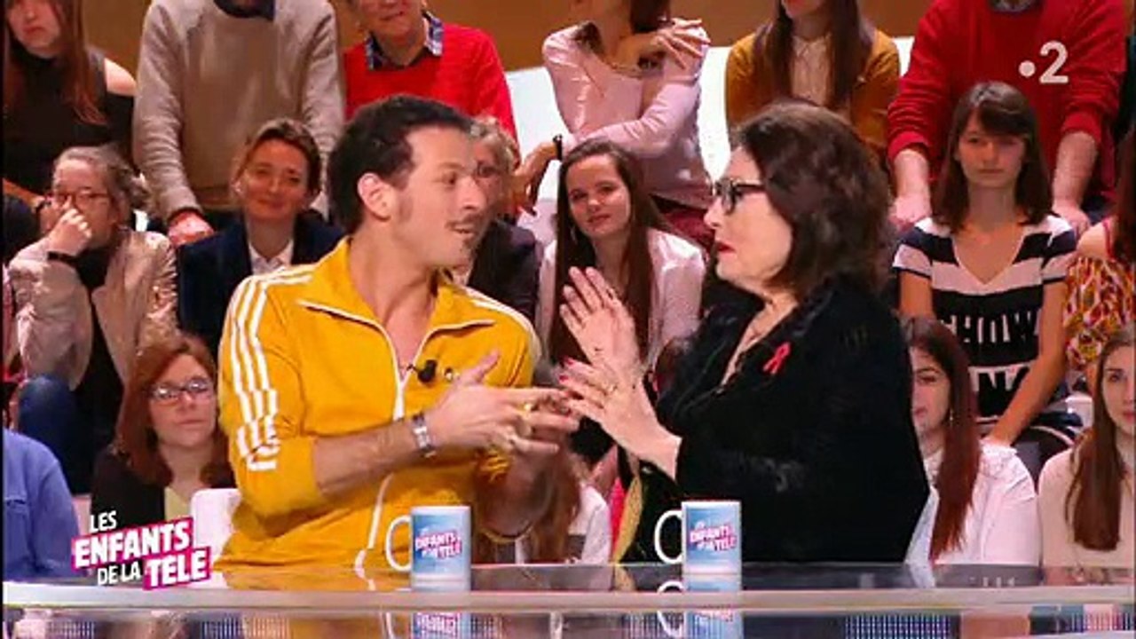 Nana Mouskouri et Vincent Dedienne improvisent un duo sur le plateau des "Enfants de la télé" - Regardez