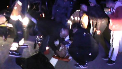 Otomobil yolda yürüyen 2 kişiye çarptı