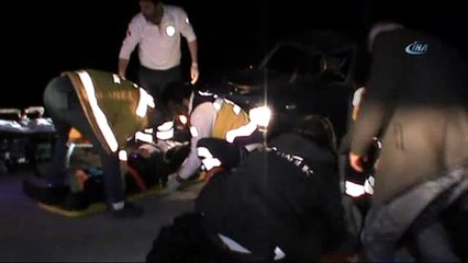 Otomobil Yolda Yürüyen 2 Kişiye Çarptı