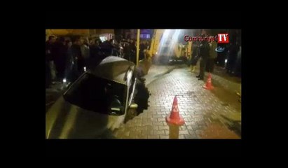 Yol çöktü, otomobil içine düştü