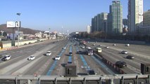 설 연휴 사흘 동안 고속도로 통행료 면제 / YTN