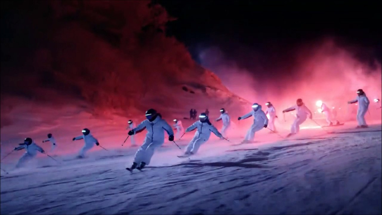 Lors de la cérémonie d'ouverture des Jeux Olympiques de PyeongChang 2018, en Corée du Sud, le fabricant américain Intel a offert un ballet aérien synchronisé en faisant voler 1200 drones. Suivant un parcours pré-programmé à l'aide d'un logiciel de design