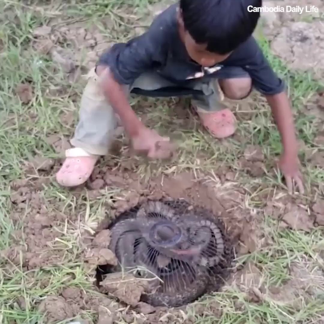 Ce Gamin Indonesien Nous Montre Comment Faire Un Piege A Serpents Ultra Efficace Video Dailymotion