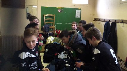 Les deux équipes fêtent la victoire 3-1 de l'équipe B