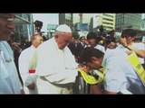The Path of Pope - Pope Francis holding Yoo-min's father hands among the crowds 20140818