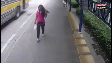 Thaïlande : une étudiante se rate en descendant d'un bus en marche (vidéo)