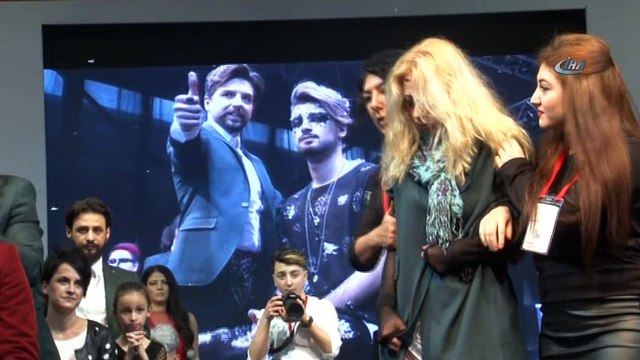 Gözleri kapalı usturalı berber 10 kişiyi tıraş etti