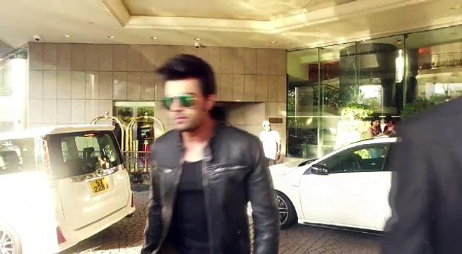 Manish Paul is Taking Hair Dress-Up & Taking Selfies With Fans At Hong Kong