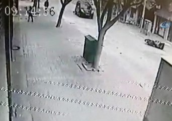 Anne ve Çocuğu O Trafik Canavarından Son Anda Kurtuldu