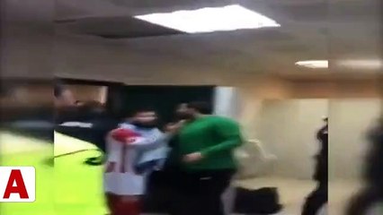 Rakip takıma oyuncularına sopalarla saldırdılar