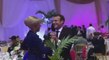Emmanuel Macron danse en mode collé serré avec sa femme Brigitte lors d’un voyage à Dakar