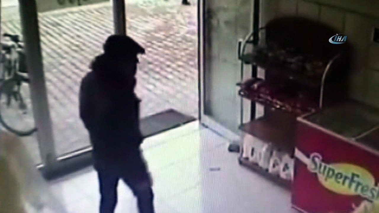 Cami yardım kutusunu çalan hırsız kameraya takıldı