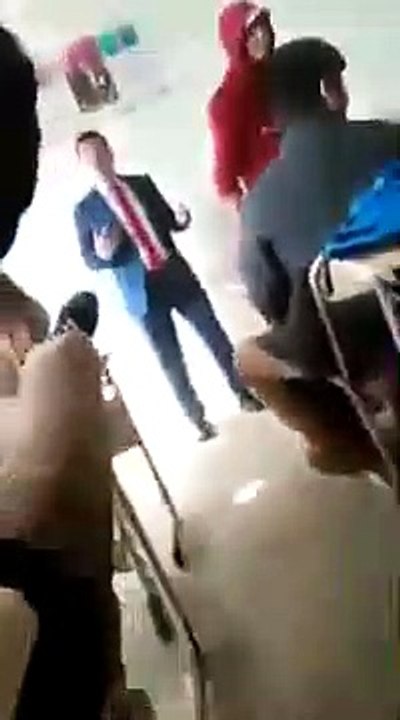 Meslek Lisesi Öğrencilerinden Öğretmene Büyük Saygısızlık!
