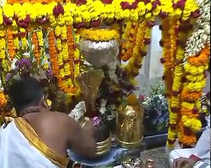 प्रधान मंत्री नरेंद्र मोदी मस्काद, ओमान में शिव मंदिर का दौरा किया