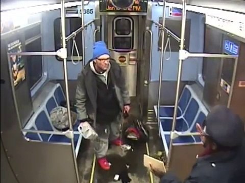 Ce taré met le feu au métro alors que la police vient l'arrêter