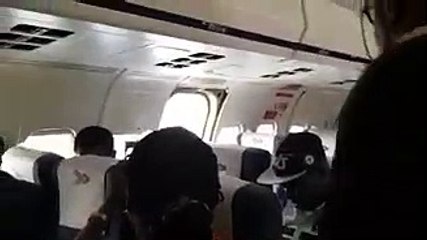 Grosse frayeur quand la porte de ton avion s'arrache à l'atterrissage