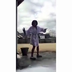 Une fille veut faire une vidéo sur sa terrasse verglacée ! Très très mauvaise idée
