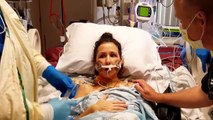 Première respiration d'une femme après une greffe de poumons