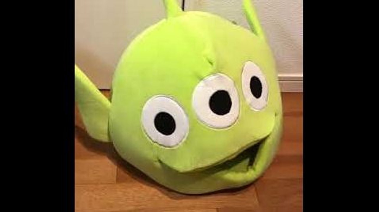 Un alien dévore un chat