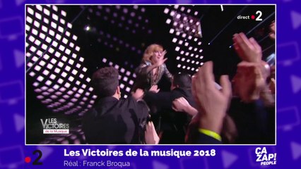 Daphné Bürki se jette dans le public des Victoires de la musique