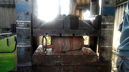 Et si on ecrasait une bouteille de gaz... Explosion ou pas???