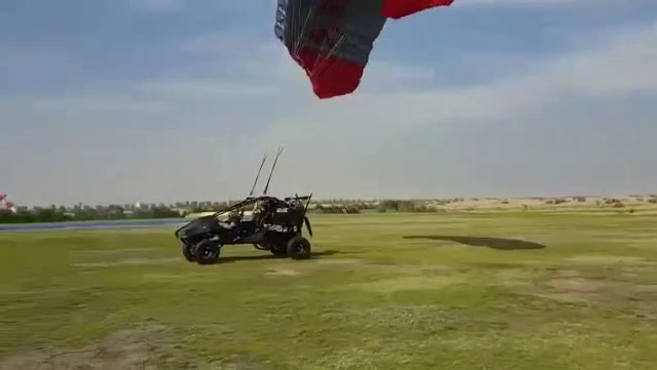 Ce buggy s'envole avec son parachute mais ça tourne mal... Regardez