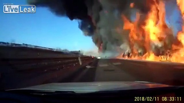 Un camion citerne remplie d'essence se renverse et transforme l'autoroute en brasier...