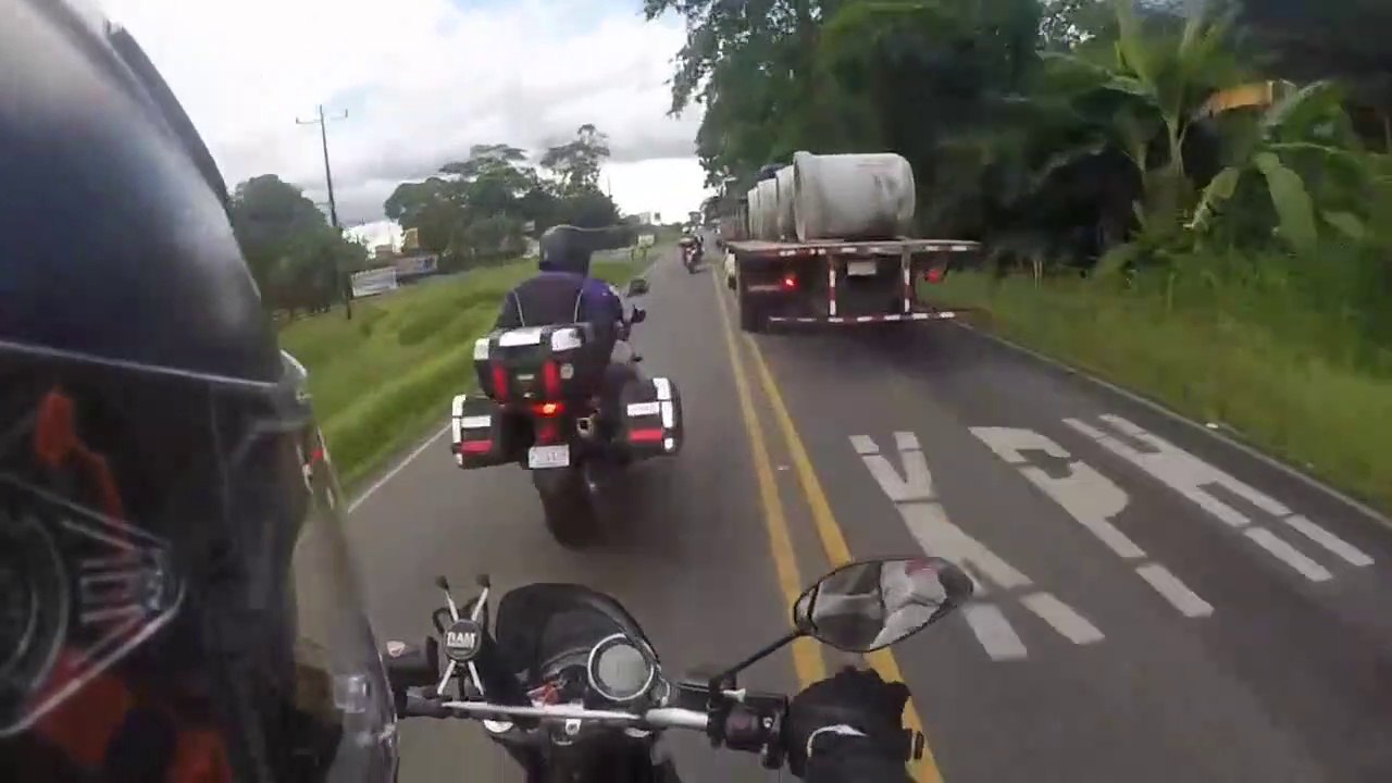 Ce biker pensait pouvoir doubler par le milieu mais ça ne passe pas... Gamelle