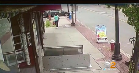 Mulher distraída ao telefone cai em buraco!