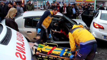 Video herunterladen: Zonguldak’ta iki otomobil kavşakta çarpıştı: 4 yaralı