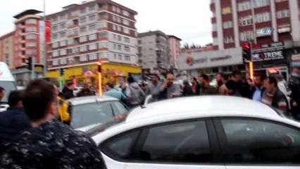 Download Video: Zonguldak'ta İki Otomobil Kavşakta Çarpıştı: 4 Yaralı