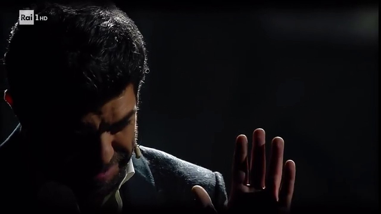 Sanremo 2018 - Pierfrancesco Favino emoziona con il monologo “La notte..._